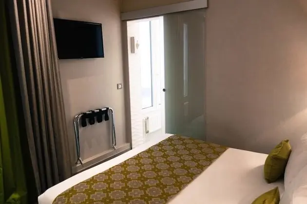 Tek Büyük Yataklı Oda, Bağlantılı Odalar