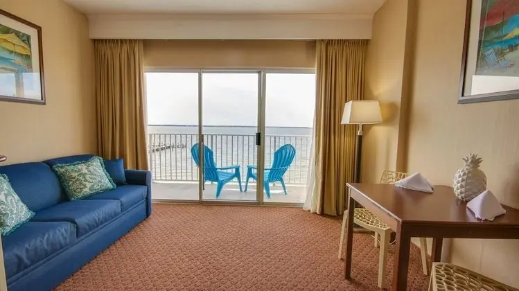 South Building - ADA Accessible Efficiency, Bayfront View, 2 Queen Beds & Sofa