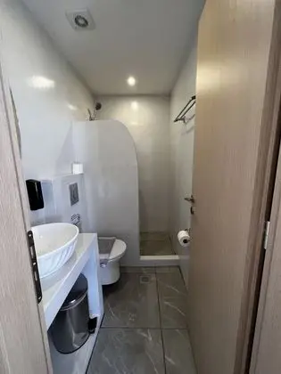 Dört Kişilik Oda, Deniz Manzaralı