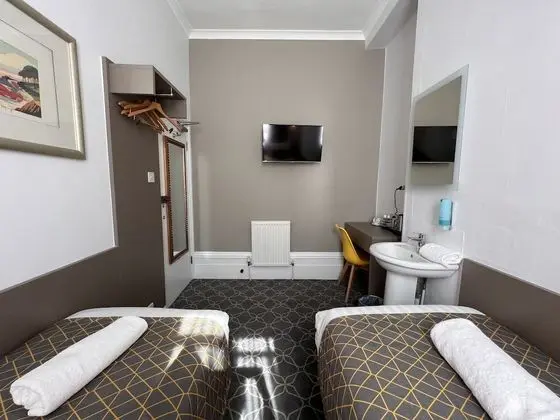 Basic İki Ayrı Yataklı Oda, Ortak Banyo