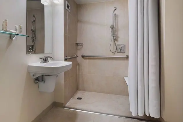 Oda, 2 Çift Kişilik Yatak (Mobility Accessible, Roll-In Shower)