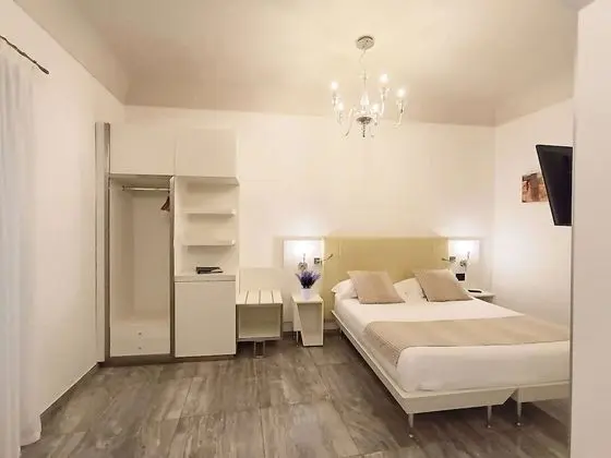 Classic Oda, 1 Büyük (Queen) Boy Yatak, Sigara İçilmez (Converts to 2 Twin Beds)