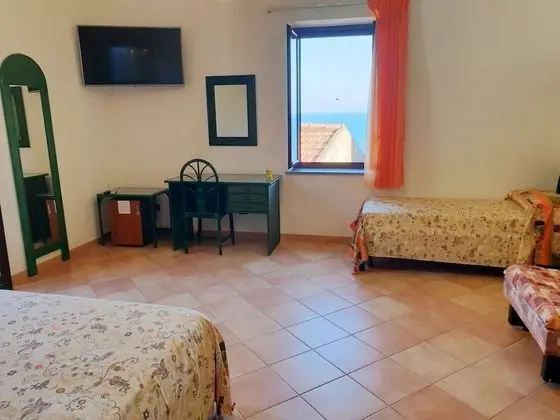 Üç Kişilik Oda
