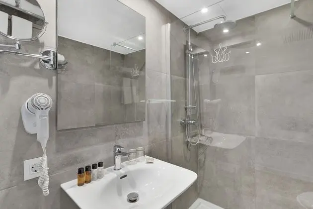 Tek Büyük Yataklı Oda, Balkon, Deniz Manzaralı