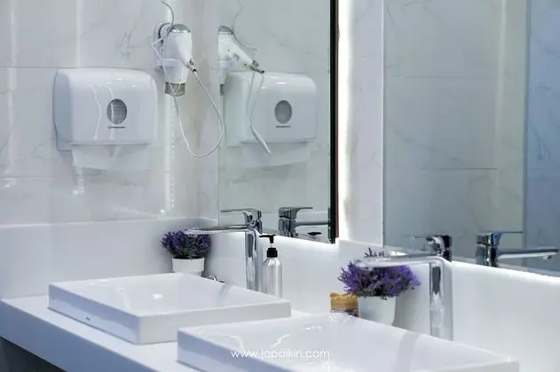 Family room, Share Bathroom