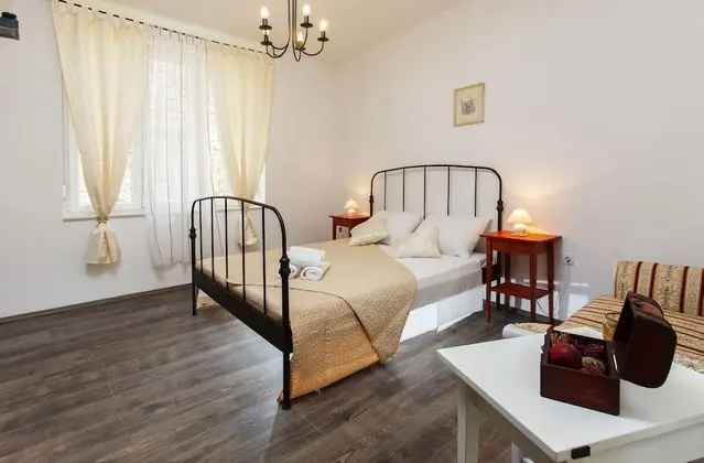 Classic Tek Büyük Yataklı Oda