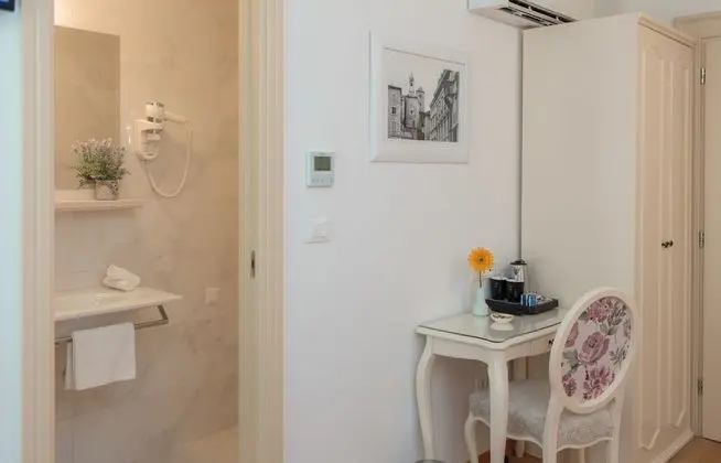 Luxury Double Room (201)