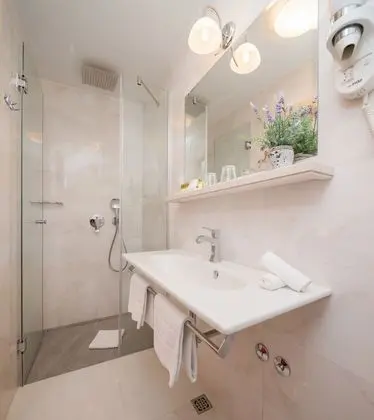 Luxury Double Room (201)