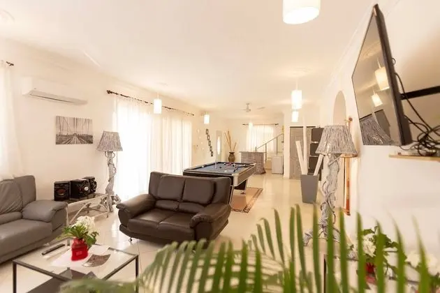 Villa (6 Bedrooms)