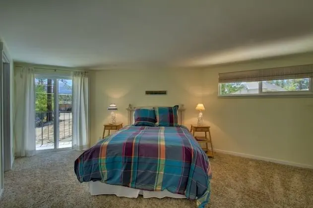 Ev (Private Beach, Pool Table, Close to E)