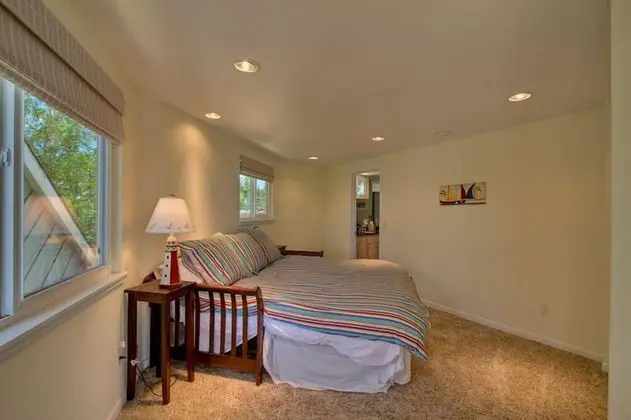 Ev (Private Beach, Pool Table, Close to E)