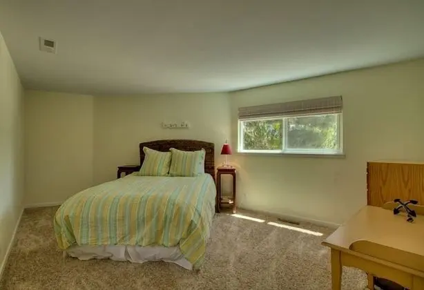 Ev (Private Beach, Pool Table, Close to E)