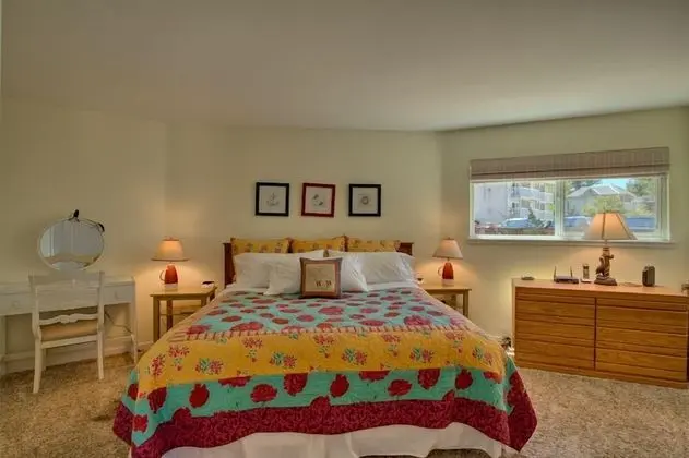 Ev (Private Beach, Pool Table, Close to E)