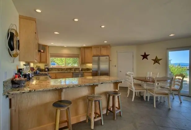 Ev (Private Beach, Pool Table, Close to E)