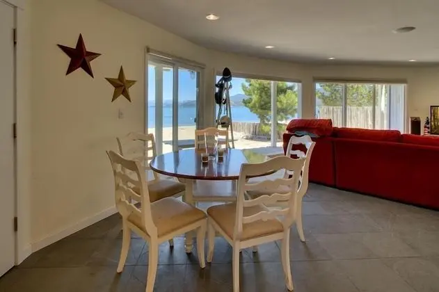 Ev (Private Beach, Pool Table, Close to E)