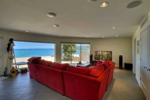 Ev (Private Beach, Pool Table, Close to E)