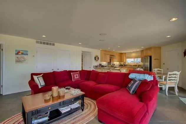 Ev (Private Beach, Pool Table, Close to E)