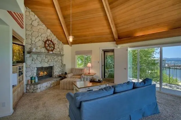 Ev (Private Beach, Pool Table, Close to E)