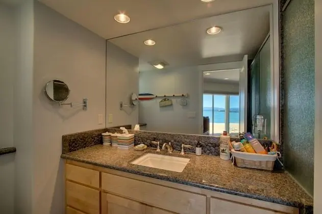 Ev (Private Beach, Pool Table, Close to E)