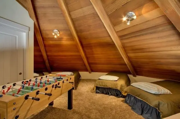 Ev (Private Beach, Pool Table, Close to E)