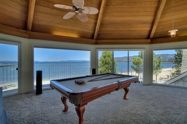 Ev (Private Beach, Pool Table, Close to E)