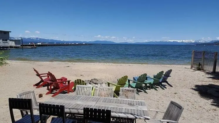 Ev (Private Beach, Pool Table, Close to E)