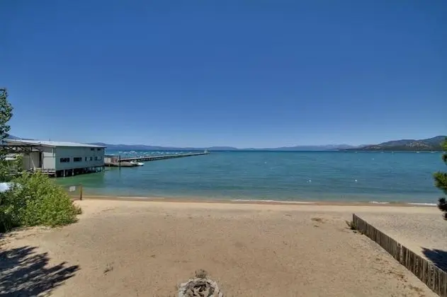 Ev (Private Beach, Pool Table, Close to E)