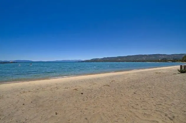 Ev (Private Beach, Pool Table, Close to E)
