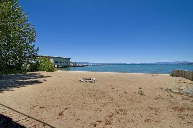 Ev (Private Beach, Pool Table, Close to E)