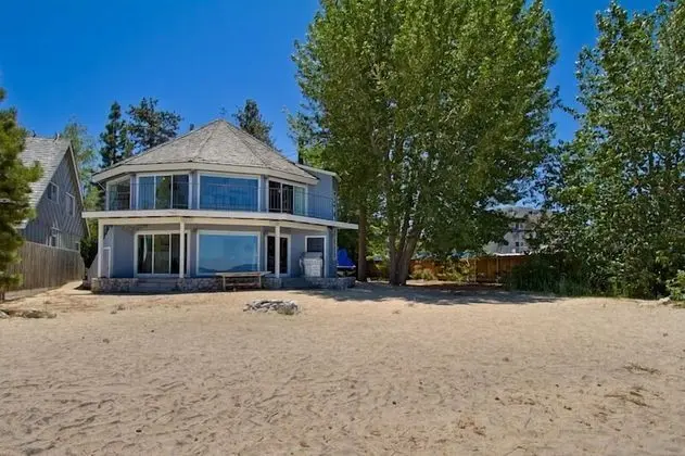 Ev (Private Beach, Pool Table, Close to E)
