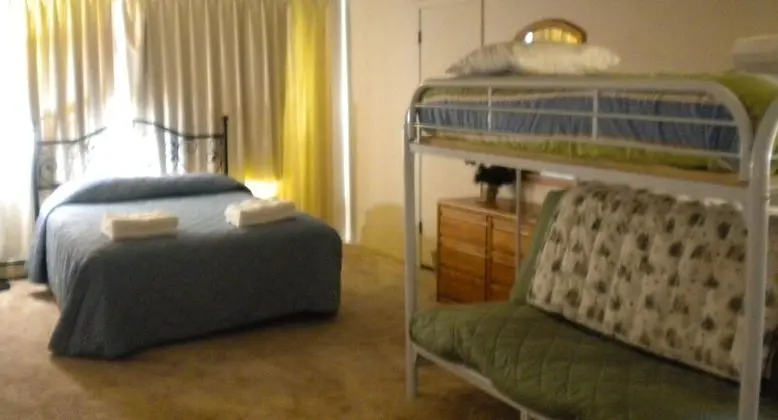 Ev (Private Hot Tub, Foosball Table, Pet )