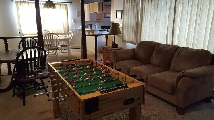 Ev (Private Hot Tub, Foosball Table, Pet )