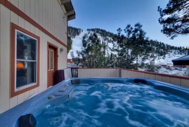 Ev (Private Hot Tub, In the Heart of Taho)