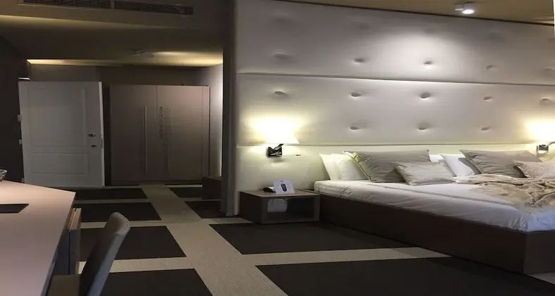 Süit, 1 Çift Kişilik Yatak ve Çekyat