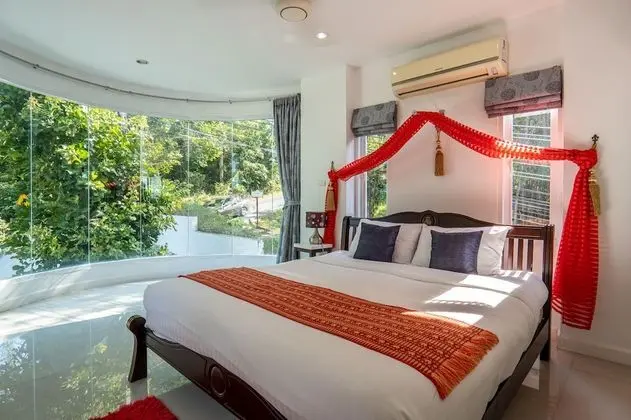 8 Bedrooms Pool Villa