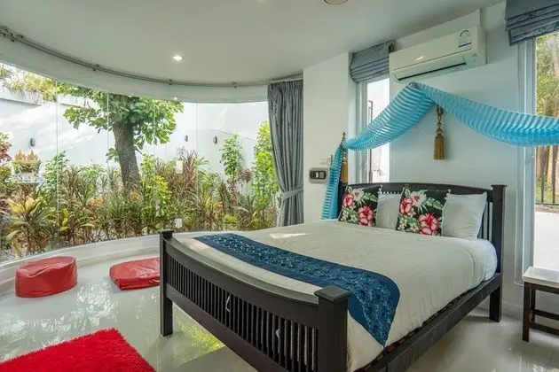 8 Bedrooms Pool Villa