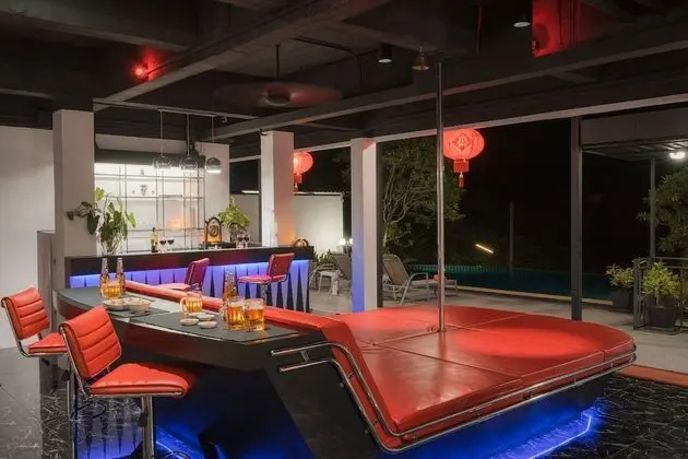 8 Bedrooms Pool Villa