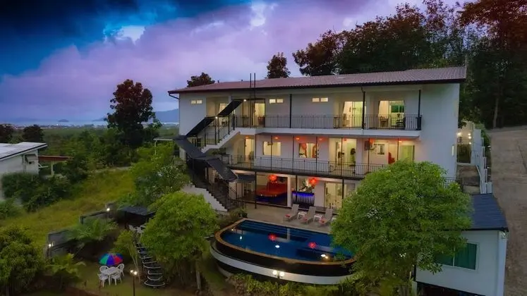 8 Bedrooms Pool Villa