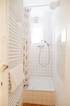 Tek Büyük Yataklı Oda, Ortak Banyo (Zimmer 2)