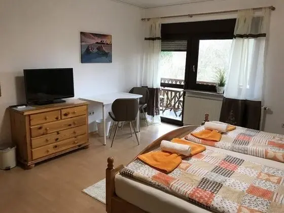 Tek Büyük Yataklı Oda, Ortak Banyo (1)