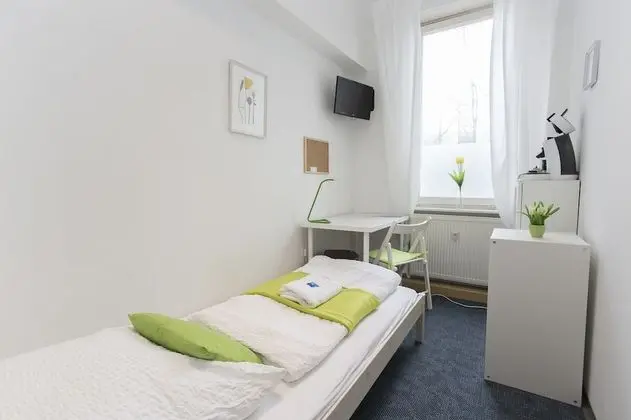Tek Kişilik Oda, Ortak Banyo (Paris)