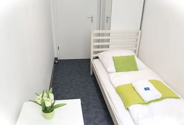 Tek Kişilik Oda, Ortak Banyo (Paris)