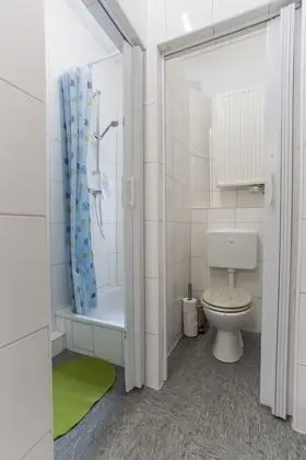 Tek Kişilik Oda, Ortak Banyo (Paris)