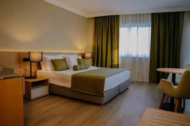 Standart Kara Manzaralı Oda