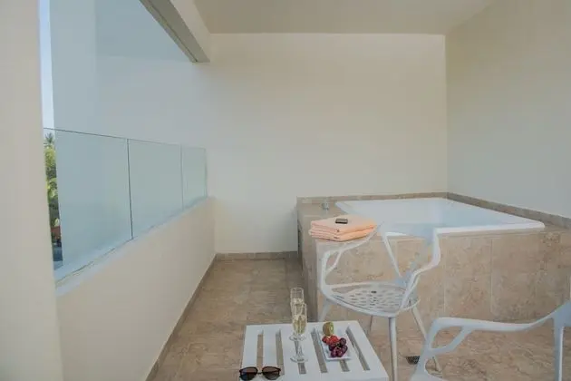 Superior Aluxes with Whirlpool bath