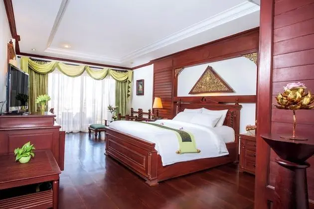 Sunset Landmark King Package - Round Trip Airport Transfers