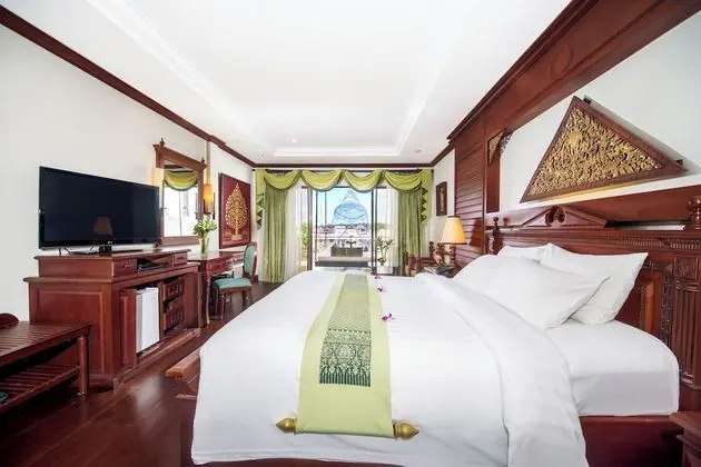 Sunset Landmark King Package - Round Trip Airport Transfers