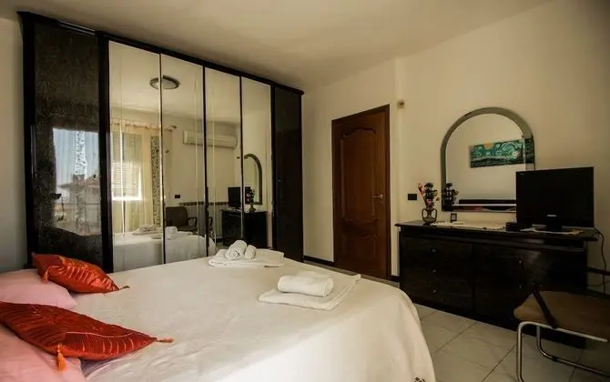 Deluxe Tek Büyük Yataklı Oda, 1 Yatak Odası, Balkon, Kısmi Deniz Manzaralı