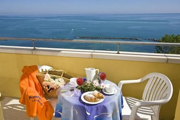 Tek Büyük veya İki Ayrı Yataklı Oda, Deniz Manzaralı