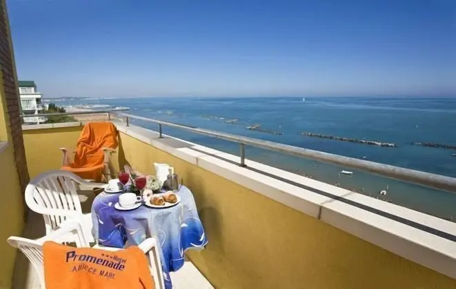 Tek Büyük veya İki Ayrı Yataklı Oda, Deniz Manzaralı